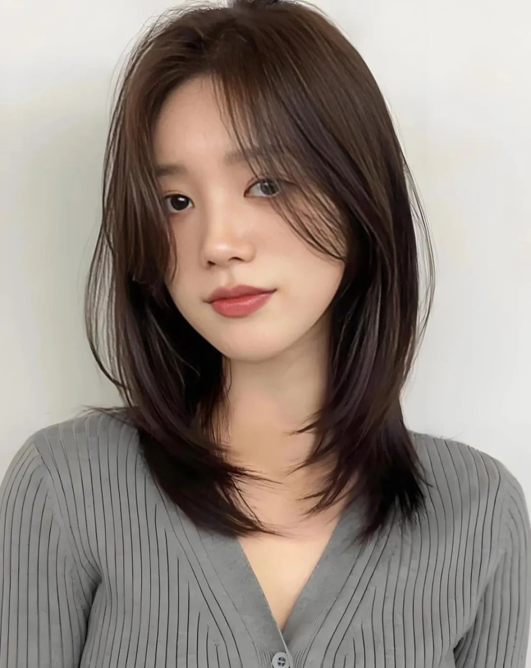 Slimming hairstyles for Round Face